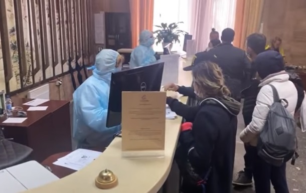 В Киеве туристы сбежали из отеля, где должны были пройти обсервацию