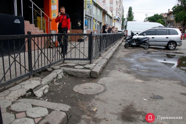 Закрывали ради ремонта, которого нет: улицу Екатерининскую у «Привоза» не открыли в срок. Фото