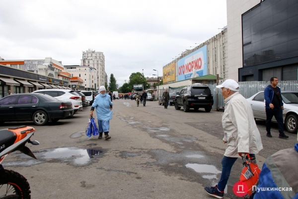 Закрывали ради ремонта, которого нет: улицу Екатерининскую у «Привоза» не открыли в срок. Фото