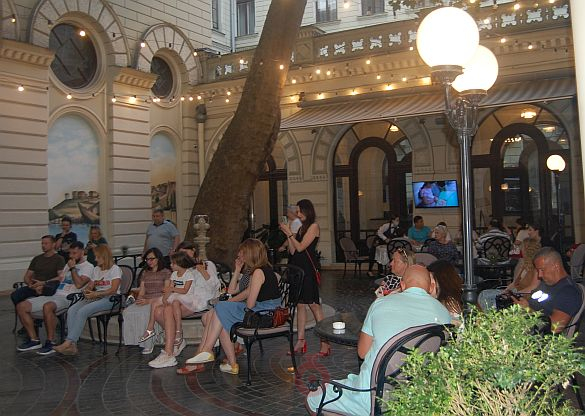 Неоромансы, чай и брют — одесситов подстерегло искусство в «Лондонской»