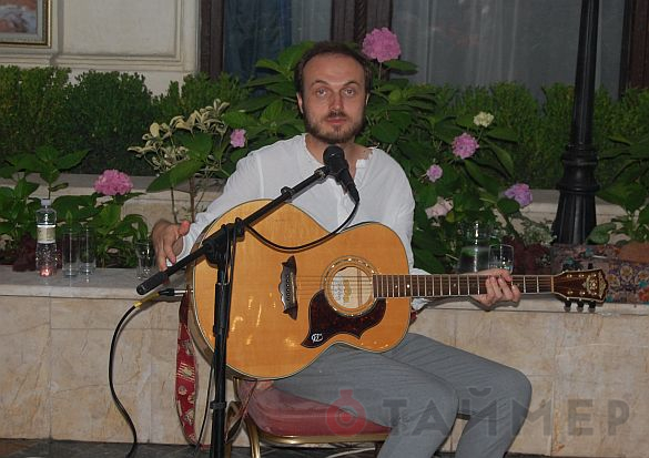 Неоромансы, чай и брют — одесситов подстерегло искусство в «Лондонской»