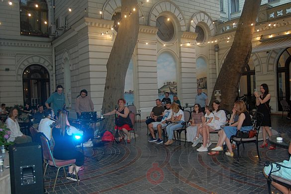 Неоромансы, чай и брют — одесситов подстерегло искусство в «Лондонской»