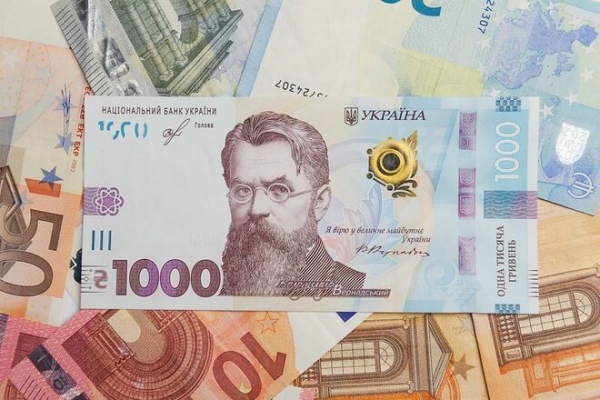 
Украинцы кинулись продавать валюту: Нацбанк подвел итоги июня
