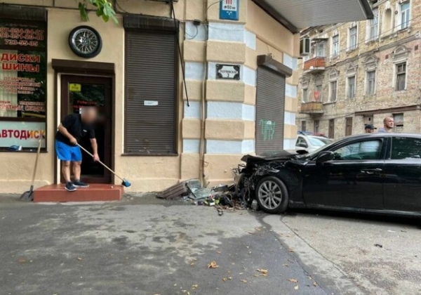 На Молдаванке машина влетела в стену дома: момент ДТП попал на видео