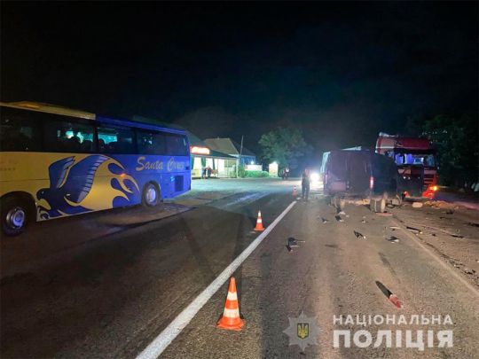 На Миколаївщині водій «ГАЗелі» потрапив у ДТП з вантажівкою, а загинув під колесами пасажирського автобуса