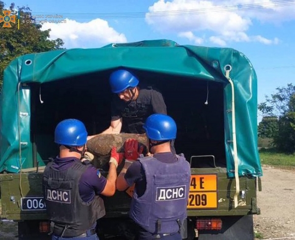 Возле аэропорта Одессы выкопали бомбу