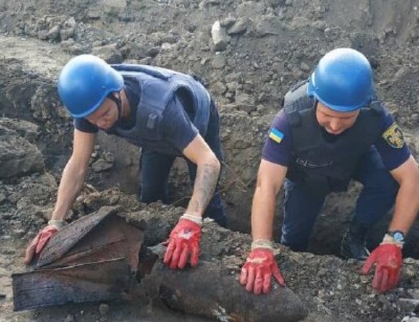 Возле аэропорта Одессы выкопали бомбу