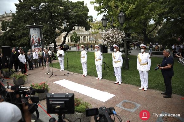 На Аллее звезд в Одессе открыли три новых имени: писателя, художника и драматурга. Фото