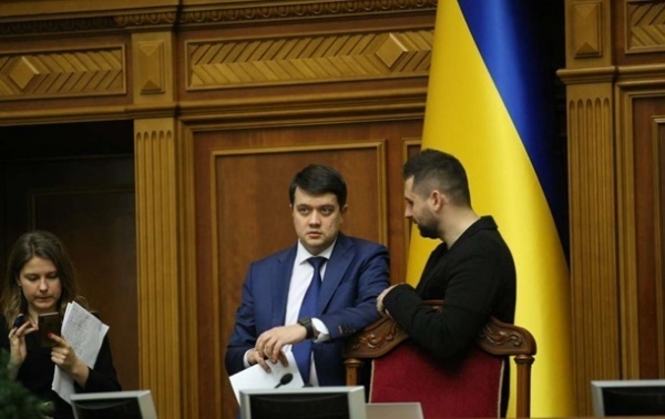 Разумков обратился к "слугам" из-за отставки
