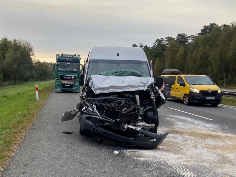 У Польщі автобус з українцями в салоні врізався у вантажівку: є постраждалі