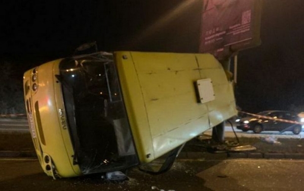В Киеве легковушка врезалась в маршрутку: шесть пострадавших