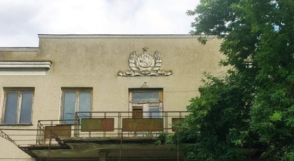 В бессарабском селе спрятали советский герб на здании