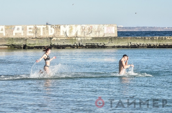 В праздник Крещения в Чёрное море окунулись уже более семи тысяч одесситов