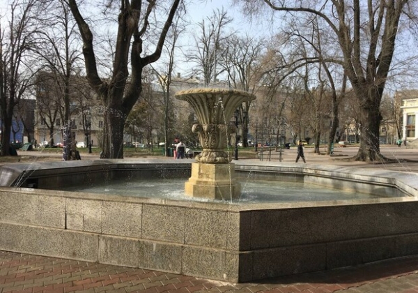 В Одессе cтали запускать фонтаны после зимы 