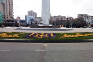 На площади 10 апреля появилась патриотическая цветочная композиция 