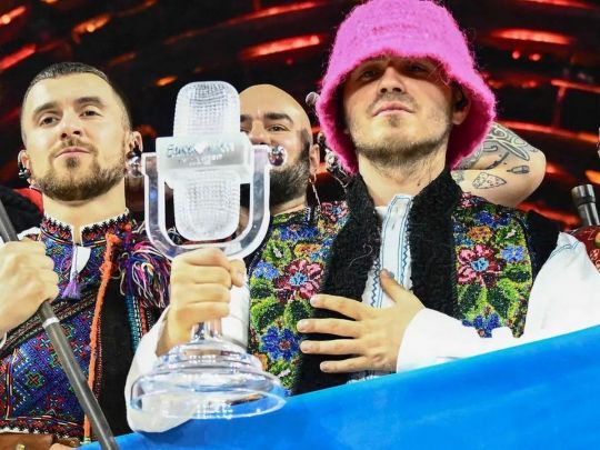 Трофей «Євробачення» та рожева панама соліста Kalush Orchestra виставлені на аукціон