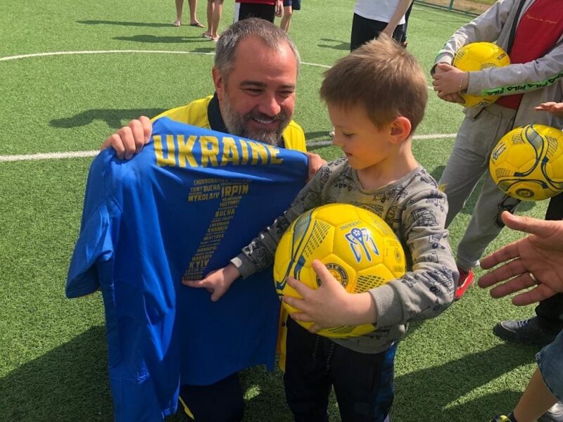 Збірна України вийде на&nbsp;матч із&nbsp;&laquo;Боруссією&raquo; у&nbsp;незвичайній формі з&nbsp;Бучею та&nbsp;Чорнобаївкою: з'явилися фото