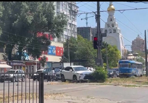 На 4 станции Фонтана в Одессе столкнулись три авто (видео)