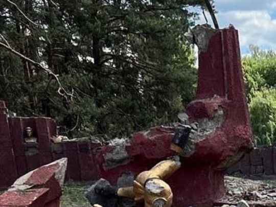 Пам'ятник героям ВВВ «денацифікований» успішно: у мережі показали наслідки авіаудару по Десні
