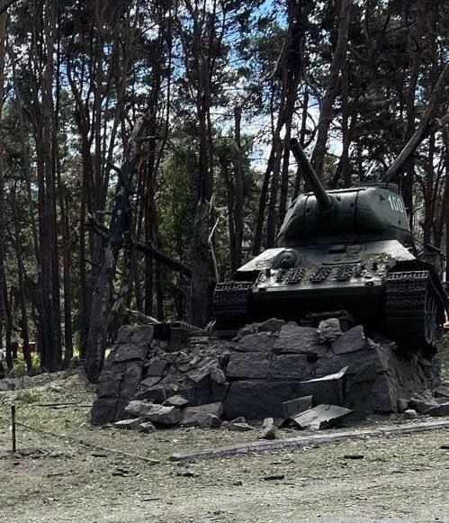 Пам'ятник героям ВВВ «денацифікований» успішно: у мережі показали наслідки авіаудару по Десні
