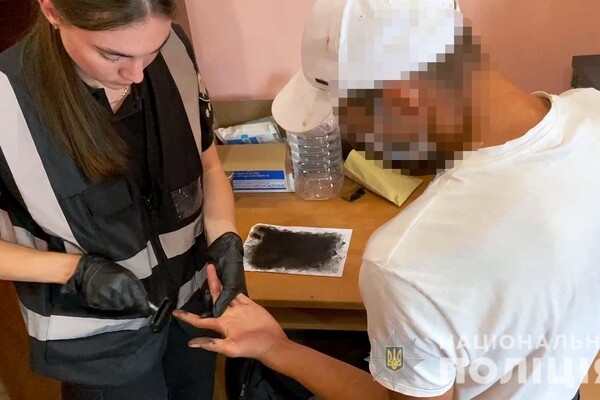 В Одессе пьяный мужчина устроил погром в церковной лавке и напал на женщину