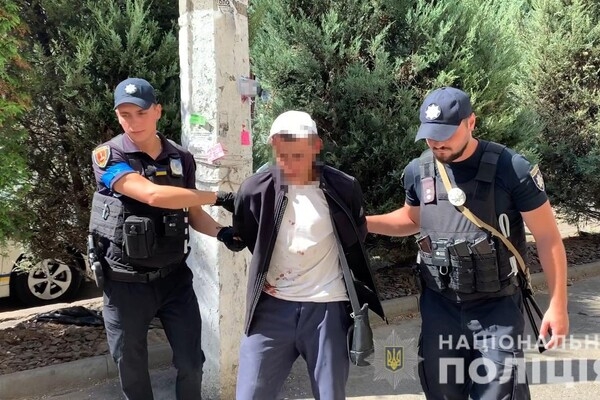 В Одессе пьяный мужчина устроил погром в церковной лавке и напал на женщину