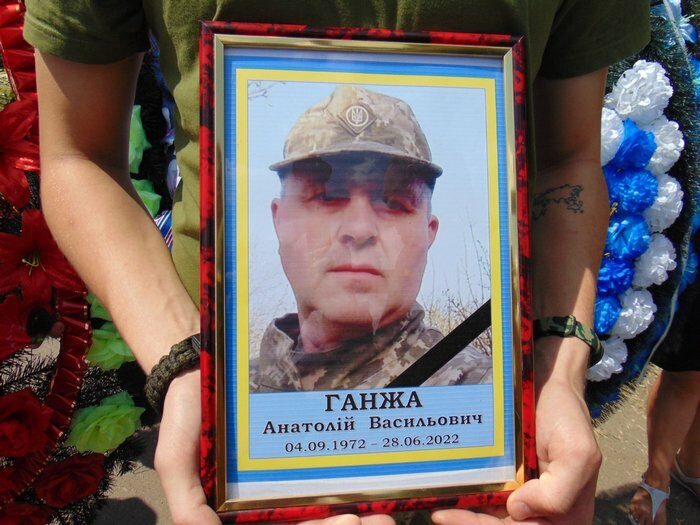 &laquo;Кожна розгрузка була прошита молитвою, що&nbsp;коханий чоловік скоро повернеться&raquo;: на&nbsp;Дніпропетровщині попрощались із&nbsp;загиблим воїном