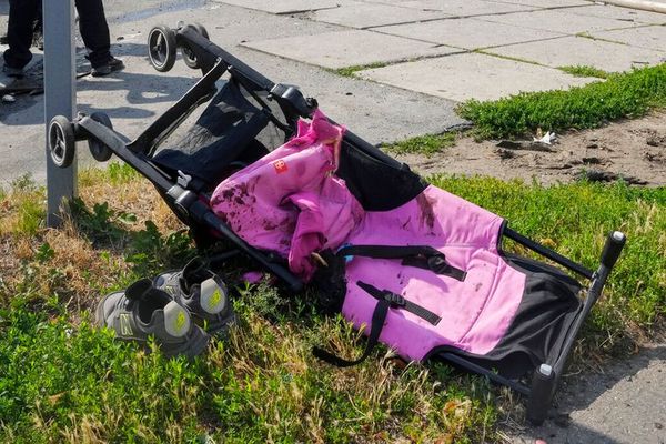 «Потім побачила свою кохану донечку, її розірване тіло…» — жертва ракетного удару у Вінниці вперше побувала на місці загибелі донечки Лізи
