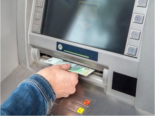 Українці за кордоном почали знімати вдвічі менше готівки: у НБУ назвали причину