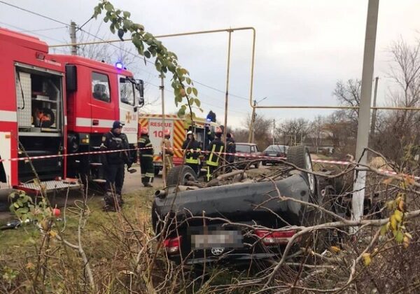 Под Одессой легковой автомобиль врезался в дерево: один человек погиб, второй – в тяжелом состоянии Под Одессой легковой автомобиль врезался в дерево: один человек погиб, второй – в тяжелом состоянии