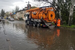 В Одессе дождь подтопил Ярмарочную площадь