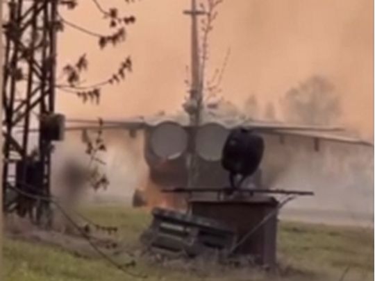 &laquo;Війна має бути закінчена&raquo;: партизани спалили військовий літак на&nbsp;аеродромі в&nbsp;Новосибірську (відео)