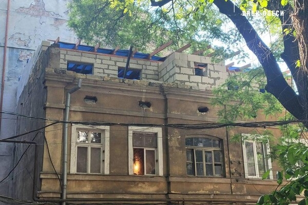 В центре Одессы сносят незаконный этаж 