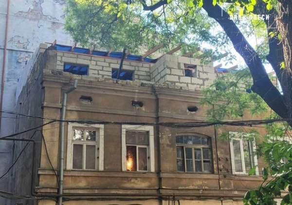 В центре Одессы сносят незаконный этаж 