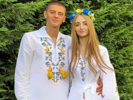 Футболіст збірної України зробив пропозицію коханій: фото щасливих нареченого та&nbsp;нареченої