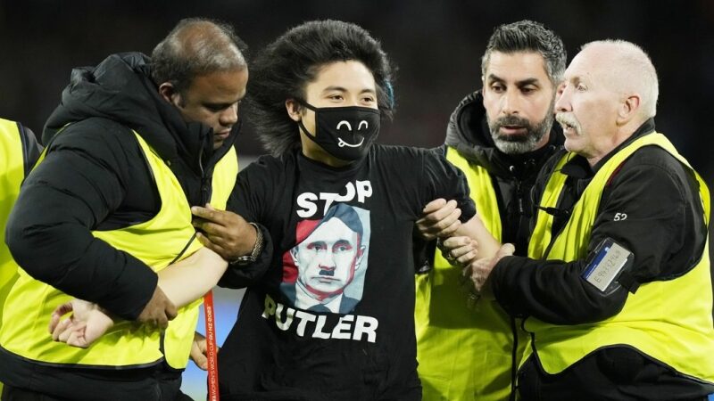 Stop Putler: фінал чемпіонату світу з футболу серед жінок перервав проукраїнський уболівальник в масці (відео)
