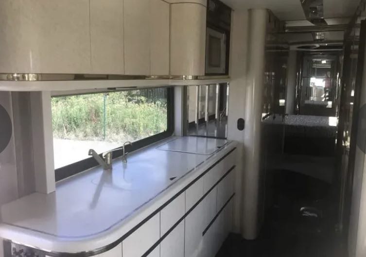Знаменитий гонщик Формули-1 продає розкішний будинок на колесах «лише» за 100 тисяч доларів: фото дива техніки