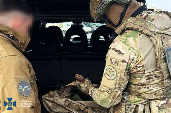 Хотіли продати криміналітету «трофейну» російську зброю: СБУ затримала двох військових-контрактників
