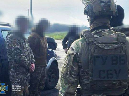Хотіли продати криміналітету «трофейну» російську зброю: СБУ затримала двох військових-контрактників