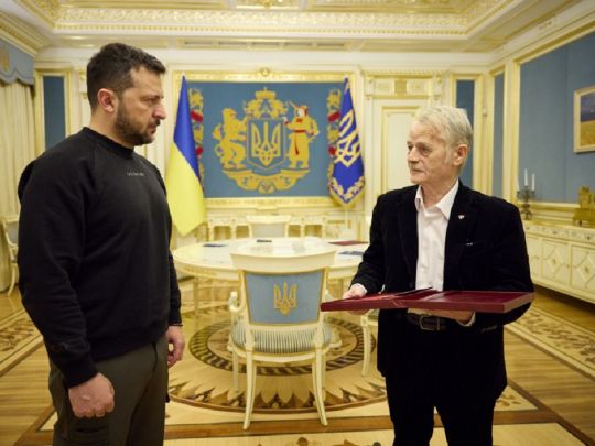 &laquo;Смілива, гідна, сильна людина&raquo;: Зеленський удостоїв Мустафу Джемілєва звання Героя України (відео)