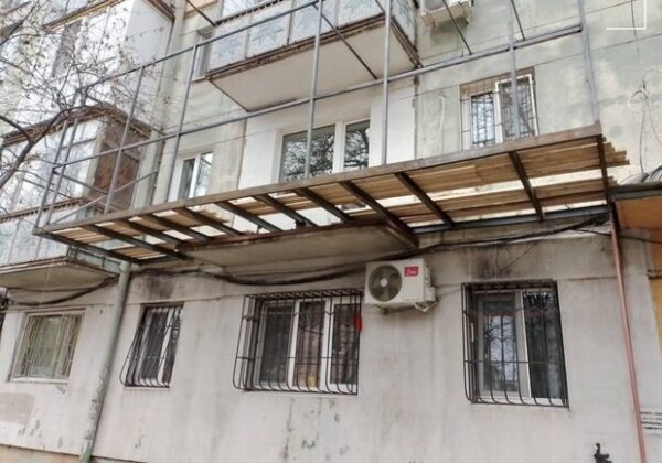 На Генерала Петрова владелец квартиры достроил себе балкон