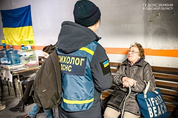 В Одессе в результате ночной атаки повреждена одна из многоэтажек: видео и фото с места