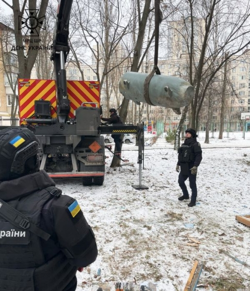 Не встигла нікого вбити: в Києві сапери вилучили бойову частину російської ракети Х-101 (фото)