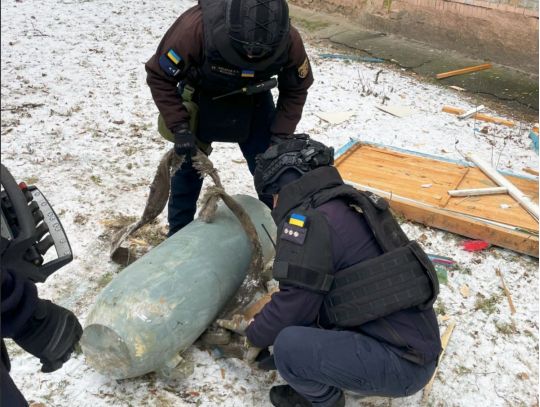 Не встигла нікого вбити: в Києві сапери вилучили бойову частину російської ракети Х-101 (фото)
