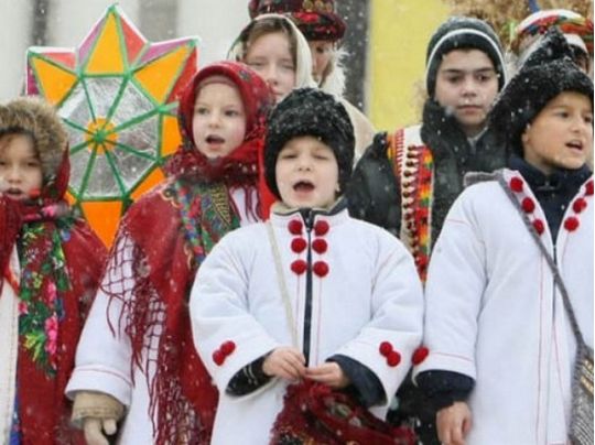 Перший день Нового року: як&nbsp;на&nbsp;свято Василя в&nbsp;давнину зустрічали посівальників, виконували &laquo;ритуальну крадіжку&raquo;, лякали дерева і&nbsp;&laquo;гріли предків&raquo;