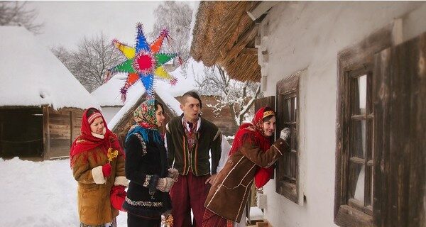 Перший день Нового року: як&nbsp;на&nbsp;свято Василя в&nbsp;давнину зустрічали посівальників, виконували &laquo;ритуальну крадіжку&raquo;, лякали дерева і&nbsp;&laquo;гріли предків&raquo;