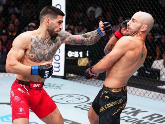Непереможний Топурія сенсаційно нокаутував Волкановські в бою за титул UFC (відео)