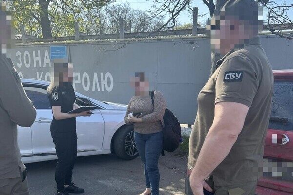 Начальника таможенного поста Одесской таможни и его сообщницу поймали на взятке