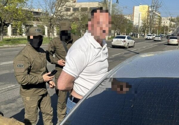 Начальника таможенного поста Одесской таможни и его сообщницу поймали на взятке
