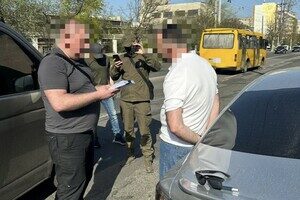 Начальника таможенного поста Одесской таможни и его сообщницу поймали на взятке